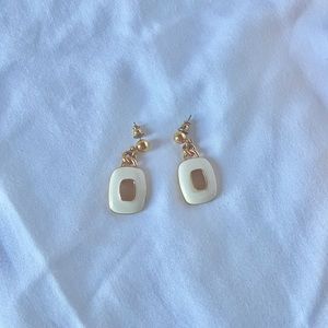 Antique white and gold square dangle earrings!✨